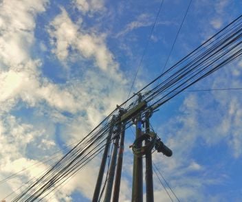 Overland power pole