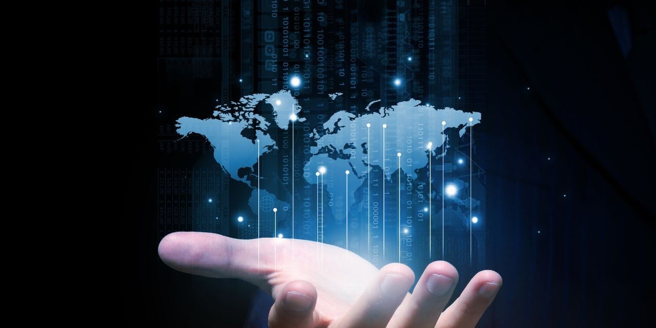 Digitale Karte auf der Hand