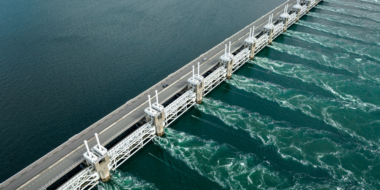 Photo of a bridge for cars in the sea