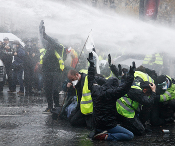 After seven years at the top, BI drops to the second position in the Allianz Risk Barometer. 